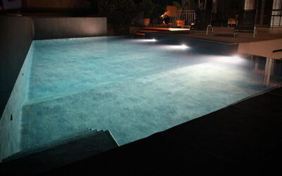 Tre Donne: L'Eau, Piscine, Rectangle, Bois, Surface De La Route, Sol, Composite, Teintes Et Ombres, Herbe, Bâtiment