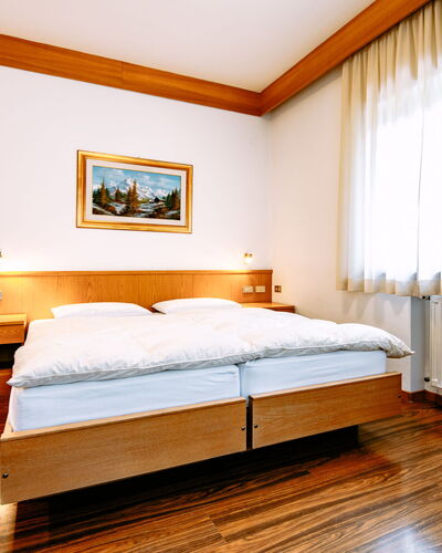 Ardoney: Meubles, Bâtiment, Propriété, Confort, Bois, Cadre De Lit, Textile, Design Intérieur, Éclairage, Lampe