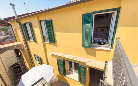 La Casetta Di Emma - Villa Faraldi: Ciel, Propriété, Jour, Bâtiment, Fenêtre, Quartier, Ombre, Design Urbain, Maison