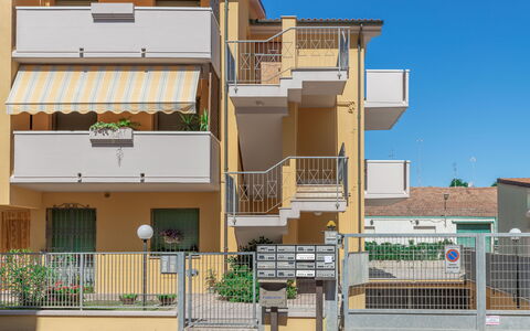 Fano Lighthouse: Bâtiment, Plante, Fenêtre, Ciel, Design Urbain, Maison, Lot Terre, Condominium, Bois, Quartier