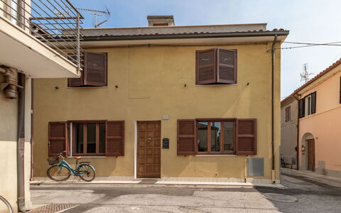 Casa Del Porto: Ciel, Vélo, Roue, Propriété, Fenêtre, Bâtiment, Porte, Bois, Roue De Bicyclette