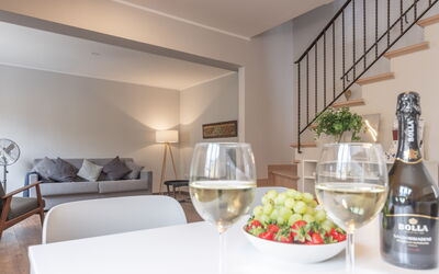 Casa Del Porto: Aliments, Propriété, Bouteille, Vaisselle, Table, Design Intérieur, Ingrédient, Confort, Comptoir