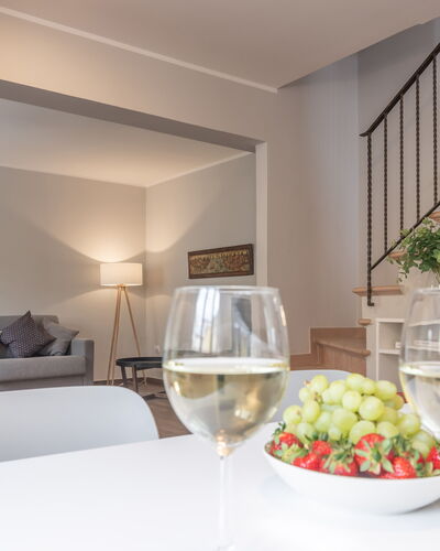 Casa Del Porto: Aliments, Propriété, Bouteille, Vaisselle, Table, Design Intérieur, Ingrédient, Confort, Comptoir