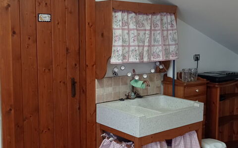 L'attico Di Castelfidardo: Propriété, Cabinetry, Bois, Bâtiment, Design Intérieur, Sol, Tache De Bois, Maison, Table, Mur