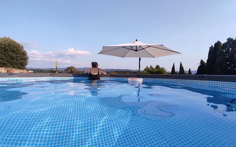 Villa La Cicogna Tuscany: L'Eau, Ciel, Bâtiment, Piscine, Parapluie, Bleu Azur, Arbre, Ombre, Mobilier De Jardin, Loisir