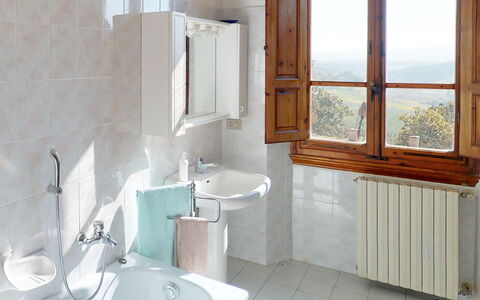 Villa La Cicogna Tuscany: Miroir, Luminaire Plomberie, Robinet, Propriété, Lavabo, Évier, Salle De Bains, Design Intérieur, Fenêtre, Bois
