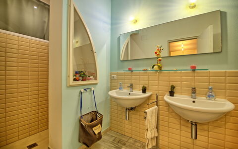 Casa Riva: Miroir, Robinet, Évier, Luminaire Plomberie, Propriété, Lavabo, Bâtiment, Salle De Bains, Violet, Bois