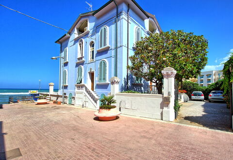 Casa Riva: Ciel, Plante, Propriété, Bâtiment, L'Eau, Fenêtre, Arbre, Zone Résidentielle, Immobilier, Façade