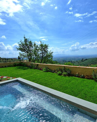 Casa Lionardo: Nuage, Ciel, L'Eau, Plante, Propriété, Bleu Azur, Paysage Naturel, Herbe, Piscine, Arbre