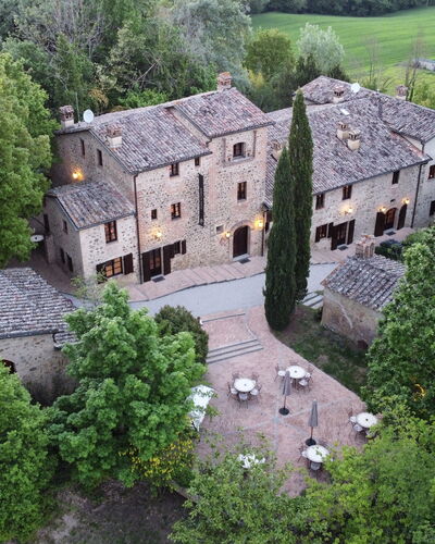 Borgo Al Castello: Bâtiment, Plante, Propriété, Fenêtre, Arbre, Maison, Lot Terre, Architecture, Chalet, Herbe
