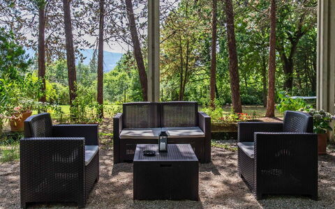 Villa Pania: Plante, Meubles, Table, Bois, Mobilier De Jardin, Ombre, Arbre, Salon, Ciel, Canapé