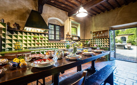 Podere La Torre: Aliments, Table, Meubles, Vaisselle, Bâtiment, Fenêtre, Design Intérieur, Cuisine, Assiette, Plat