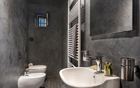 San Tommaso: Marron, Robinet, Miroir, Luminaire Plomberie, Évier, Lavabo, Salle De Bains, Fenêtre, Violet