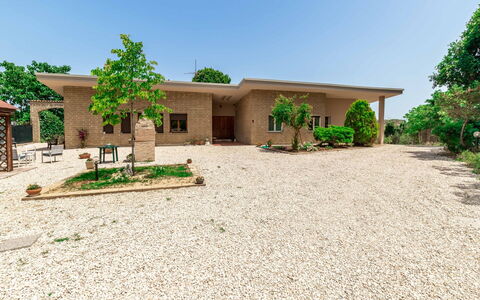 Villa Elpidio: Bâtiment, Ciel, Plante, Arbre, Maison, Lot Terre, Ombre, Végétation, Fenêtre, Paysage