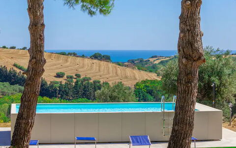 Villa Elpidio: Ciel, Plante, Propriété, L'Eau, Bâtiment, Bleu Azur, La Nature, Ombre, Arbre, Arecales