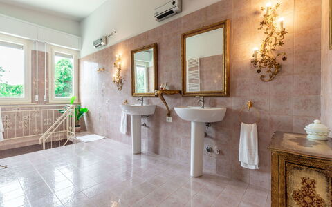 Villa Elpidio: Miroir, Robinet, Luminaire Plomberie, Évier, Baignoire, Salle De Bains, Fenêtre, Bâtiment, Armoire De Toilette, Bois