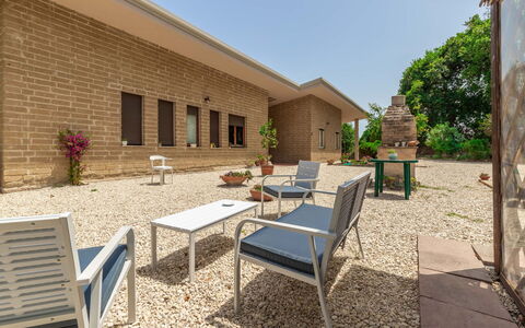 Villa Elpidio: Plante, Propriété, Ciel, Meubles, Bâtiment, Ombre, Arbre, Mobilier De Jardin, Zone Résidentielle, Espace Public