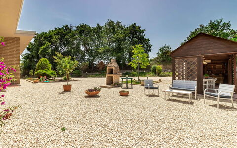 Villa Elpidio: Plante, Ciel, Bâtiment, Arbre, Lot Terre, Ombre, Maison, Herbe, Immobilier, Loisir