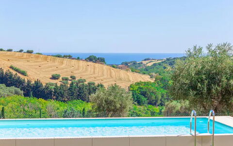 Villa Elpidio: L'Eau, Ciel, Ressources En Eau, Bleu Azur, Paysage Naturel, Plante, Piscine, Lot Terre, Végétation, Ombre
