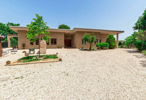 Villa Elpidio: Bâtiment, Ciel, Plante, Arbre, Maison, Lot Terre, Ombre, Végétation, Fenêtre, Paysage