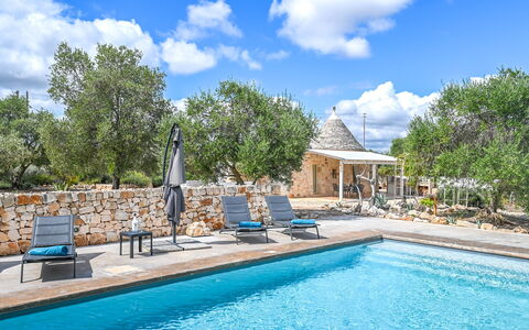 Trullo Ulivo: L'Eau, Nuage, Plante, Ciel, Propriété, Meubles, Piscine, Bleu, Bleu Azur, Arbre