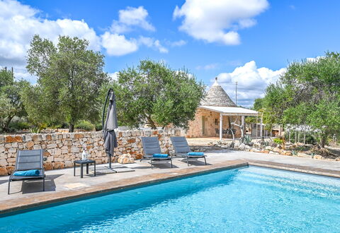 Trullo Ulivo: L'Eau, Nuage, Plante, Ciel, Propriété, Meubles, Piscine, Bleu, Bleu Azur, Arbre