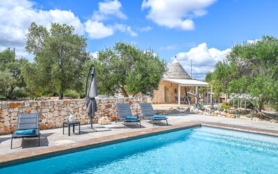 Trullo Ulivo: L'Eau, Nuage, Plante, Ciel, Propriété, Meubles, Piscine, Bleu, Bleu Azur, Arbre