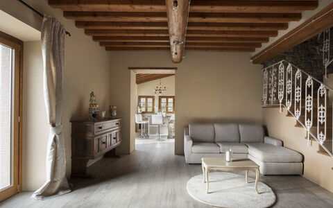 Casa San Piero: Fenêtre, Bois, Cadre, Bâtiment, Design Intérieur, Sol, Salon, Sol, Blind Fenêtre, Chaise