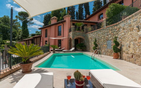 Villa Vico: Plante, L'Eau, Propriété, Bâtiment, Piscine, Bleu Azur, Arbre, Fenêtre, Design Intérieur, Architecture
