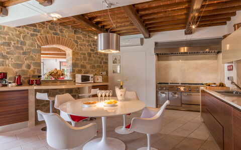Villa Vico: Table, Comptoir, Meubles, Propriété, Cabinetry, Chaise, Cuisine, Bois, Éclairage, Design Intérieur