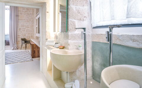 B&b Vico Bianco: Propriété, Luminaire Plomberie, Robinet, Évier, Bâtiment, Design Intérieur, Lavabo, Salle De Bains, Sol, Mur