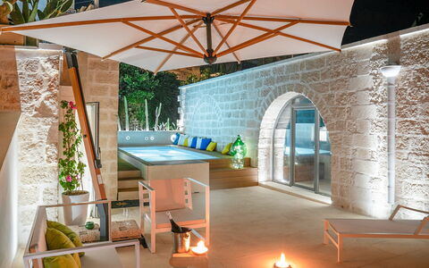 B&b Vico Bianco: Propriété, Table, Design Intérieur, Bois, Architecture, Sol, Salon, Ombre, Sol, Immobilier