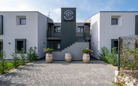 Imperia 388: Façade, Design Urbain, Composite, Biens, Cour, Béton, Cour, Aménagement Paysager, Balcon, Escaliers