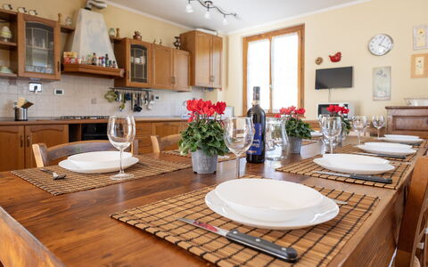 Villino Setteponti: Meubles, Table, Design Intérieur, Vaisselle, Bois, Sol, Salle À Manger, Table Cuisine Et Salle A Manger, Chaise, Pièce
