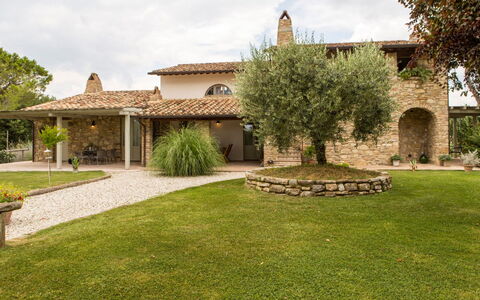 Villa Tavernacce: Plante, Ciel, Propriété, Nuage, Arbre, Bâtiment, Lot Terre, Maison, Herbe, Paysage