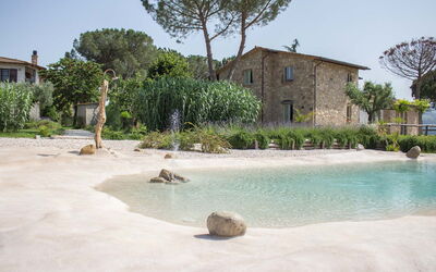 Villa Tavernacce: L'Eau, Ciel, Plante, Bâtiment, Ressources En Eau, Fenêtre, Arbre, Bleu Azur, Maison, Arecales