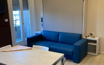 Pavia Tower 5: Table, Meubles, Propriété, Canapé, Bleu Azur, Bois, Porte, Design Intérieur, Sol, Salon