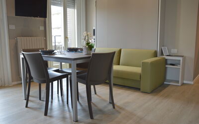 Pavia Tower 2: Table, Meubles, Bâtiment, Canapé, Chaise, Fenêtre, Bois, Sol, Confort, Salon