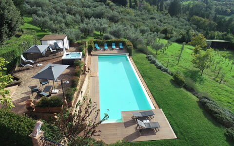 Villa Tresanti: L'Eau, Plante, Propriété, Piscine, Arbre, Plan D'Eau, Mobilier De Jardin, Ombre, Paysage, Loisir
