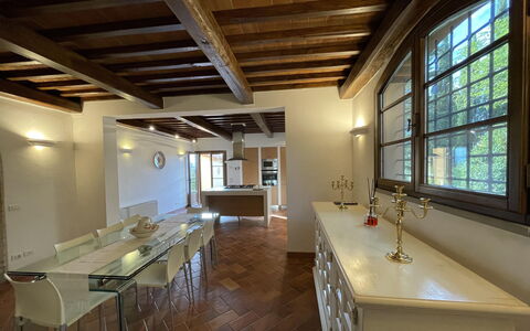 Villa Tresanti: Cabinetry, Meubles, Comptoir, Robinet, Évier, Fenêtre, Bois, Cuisine, Table, Design Intérieur