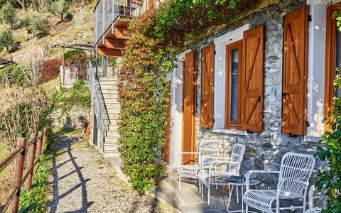 Bellano 16: Plante, Bâtiment, Fenêtre, La Nature, Bleu Azur, Pot De Fleur, Éclairage, Architecture, Maison, Chaise