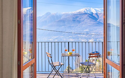 Bellano 16: Ciel, Meubles, Montagne, Fenêtre, Chaise, Bleu Azur, Bâtiment, Bois, Design Intérieur, Peindre