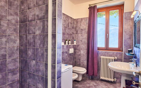 Bellano 16: Propriété, Violet, Salle De Bains, Évier, Bleu, Luminaire Plomberie, Bois, Design Intérieur, Bâtiment