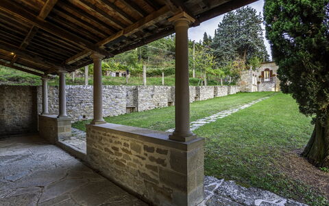 Villa Torreone: Plante, Propriété, Arbre, Ombre, Bâtiment, Bois, Herbe, Immobilier, Paysage, Chalet