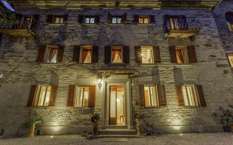 Villa Torreone: Fenêtre, Bâtiment, Porte, Façade, Symétrie, Ville, Médiéval Architecture, Cambre, Bois