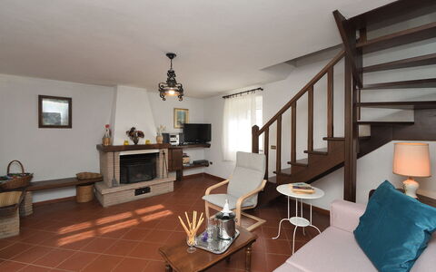 Villa Antelminelli: Cadre, Propriété, Meubles, Bois, Éclairage, Table, Canapé, Sol, Sol, Salon