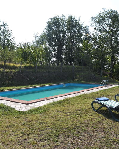 Villa Antelminelli: Plante, Ciel, Piscine, Arbre, Ombre, Mobilier De Jardin, Extérieur Banc, Rectangle, Loisir, Herbe