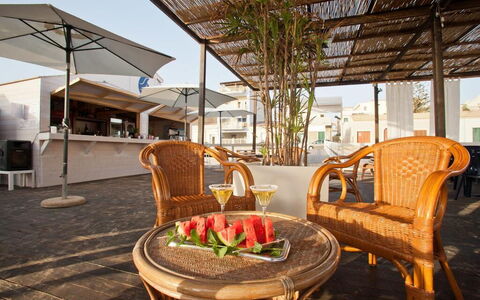 Baraka Apartments: Meubles, Propriété, Table, Plante, Chaise, Mobilier De Jardin, Architecture, Design Intérieur, Bois, Sol