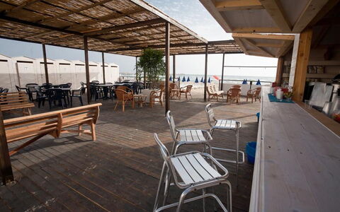 Baraka Apartments: Propriété, Ciel, Bois, Ombre, Design Intérieur, Chaise, Sol, Mobilier De Jardin, Sol, Loisir