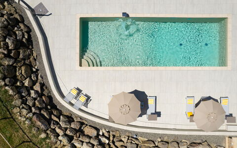 Villa Noemi: Bleu Azur, Bâtiment, Police De Caractère, L'Eau, Design Urbain, Rectangle, Façade, Gaz, Art
